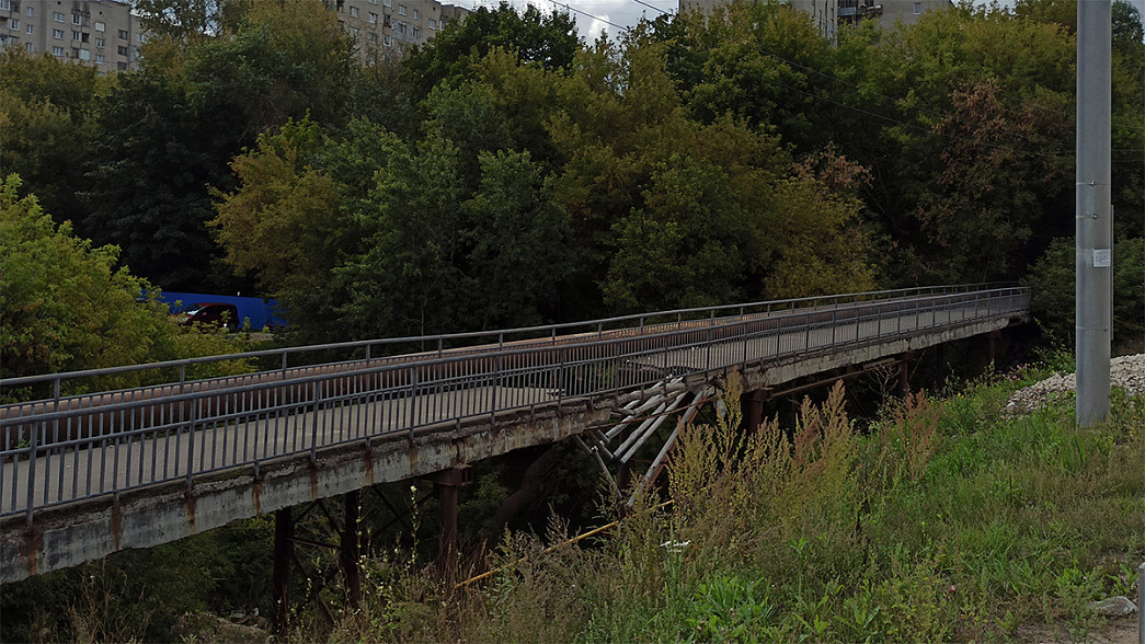 Обвалившийся мост для жителей Веризино восстановят до конца января 2022 года